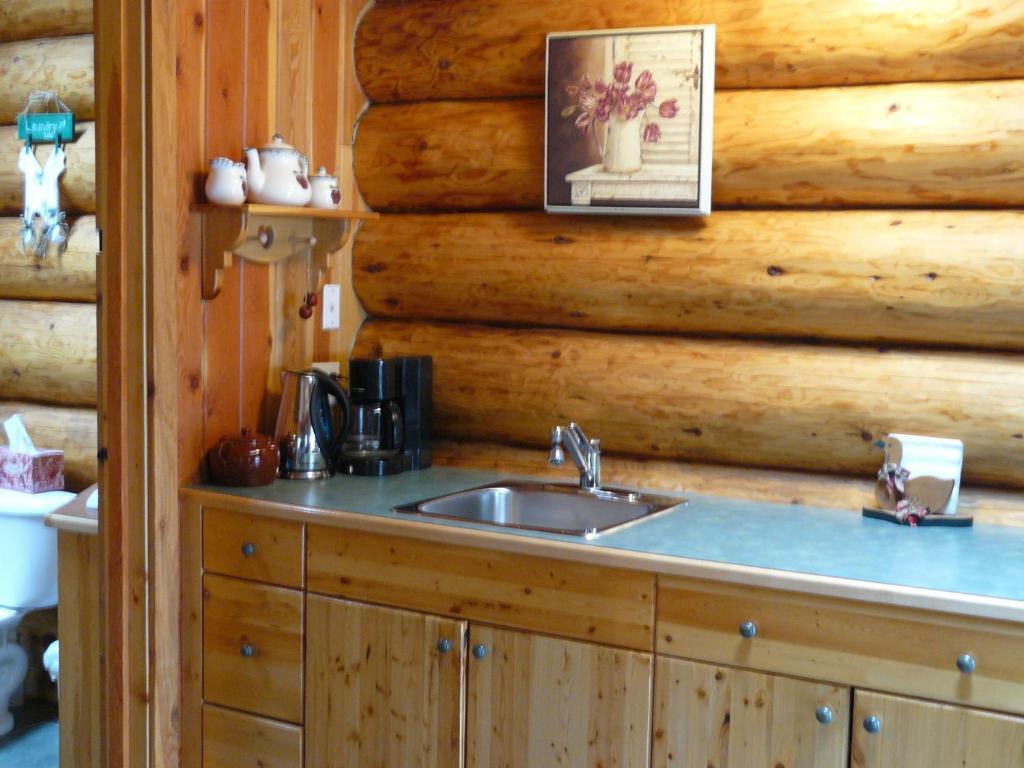 Hitching Post Resort Келоуна Номер фото