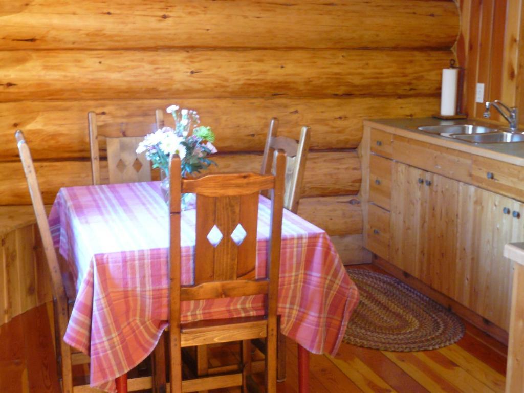 Hitching Post Resort Келоуна Номер фото