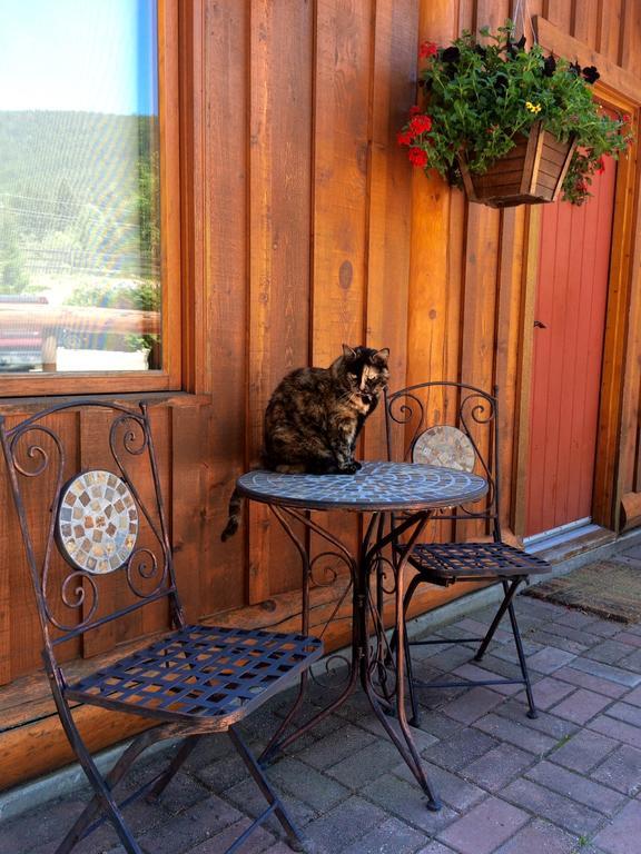 Hitching Post Resort Келоуна Экстерьер фото