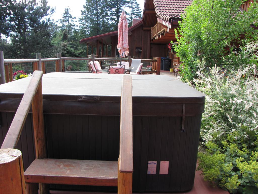 Hitching Post Resort Келоуна Экстерьер фото