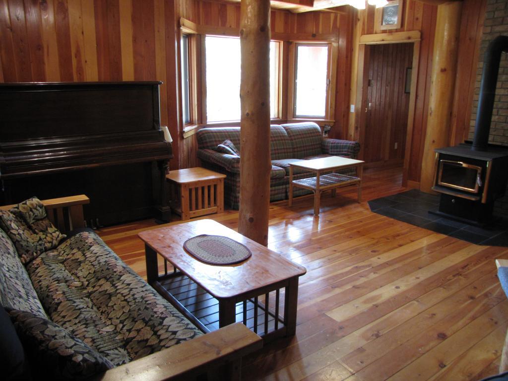 Hitching Post Resort Келоуна Экстерьер фото